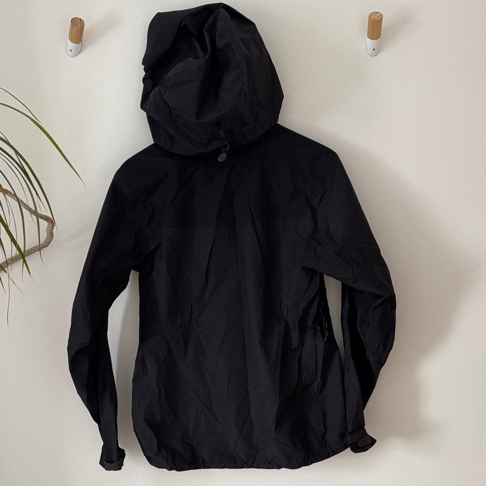 Arc'teryx GORE-TEX Women's Black Jacket - Picture 6 of 10